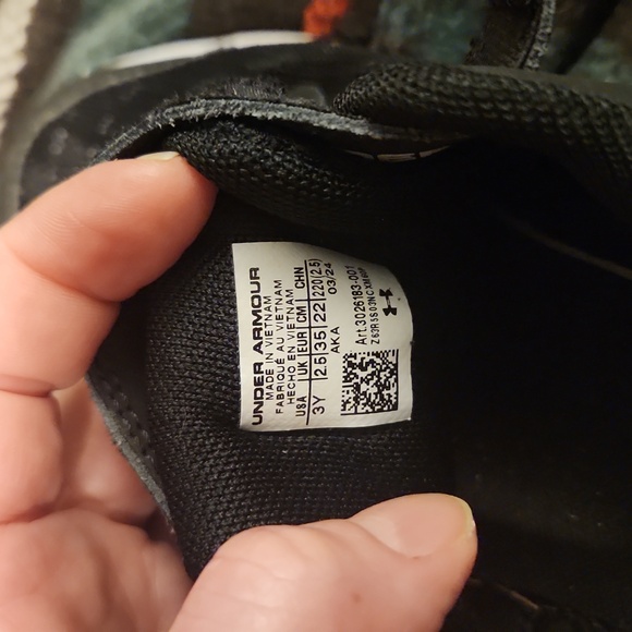 Boys Under Armour sneakers. Size 3Y - Picture 4 of 4